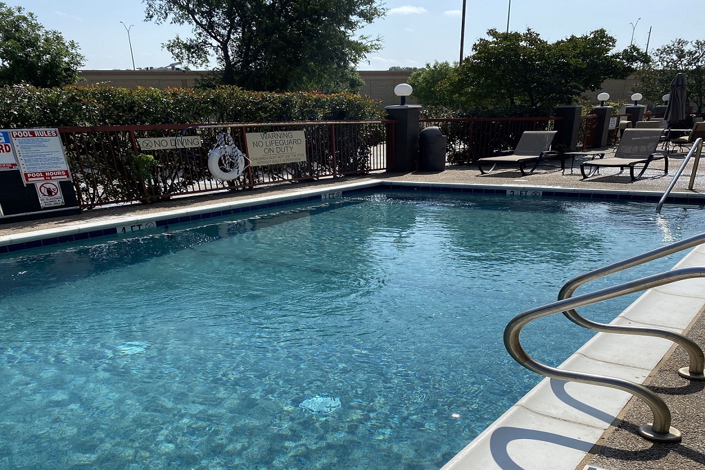 Country Inn & Suites Fort Worth - Outdoor Pool