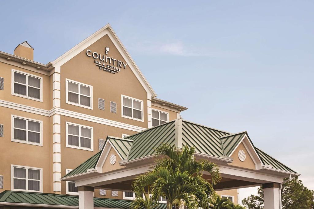 Country Inn & Suites by Radisson, Tampa Airport North - Exterior-2