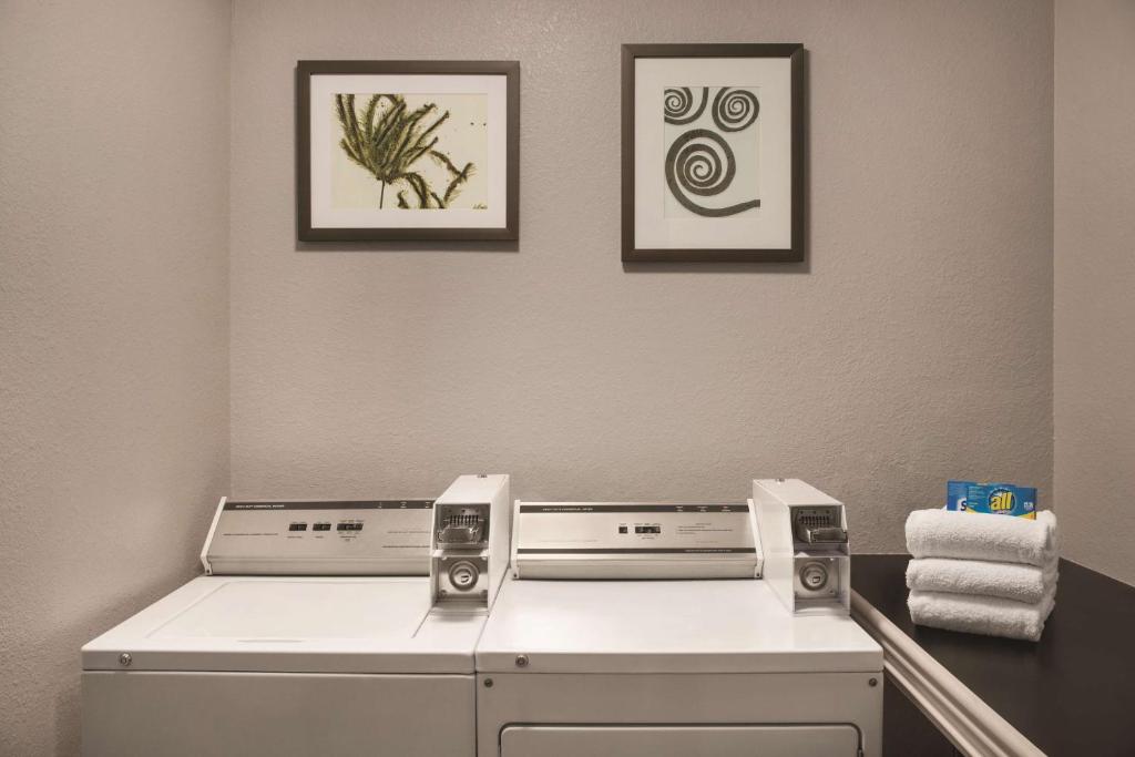 Country Inn & Suites by Radisson, Tampa Airport North - Laundry Area