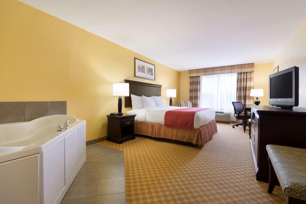 Country Inn & Suites Wytheville - King Suite Room