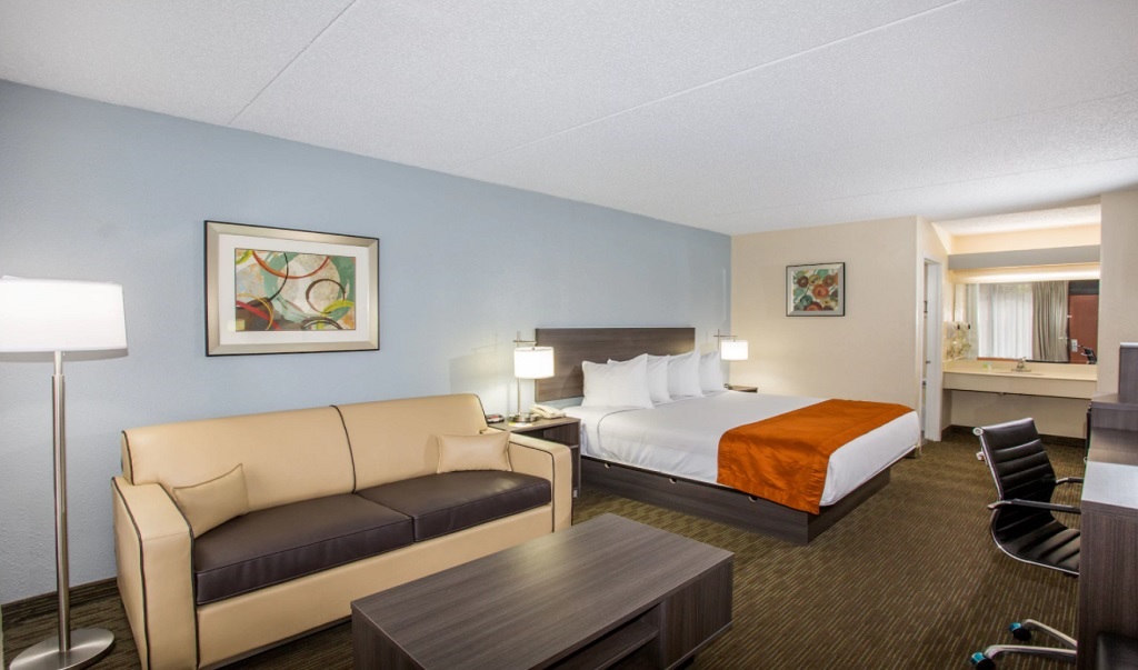 Days Inn and Suites Orlando Airport - King Bed Suite No Smoking