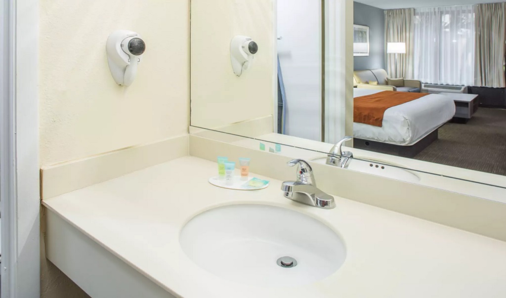 Days Inn and Suites Orlando Airport - King Bed Suite - Bathroom