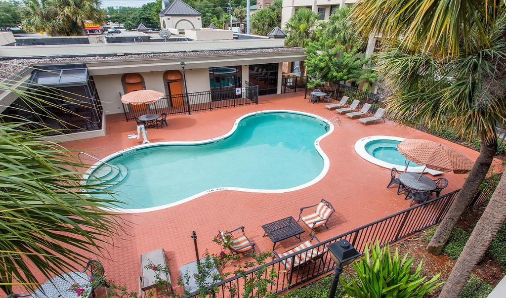 Days Inn and Suites Orlando Airport - Pool View