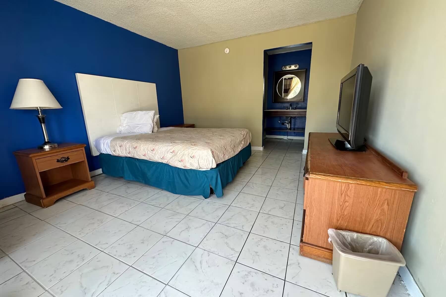 Travelodge Lumberton - Single Bedroom-11