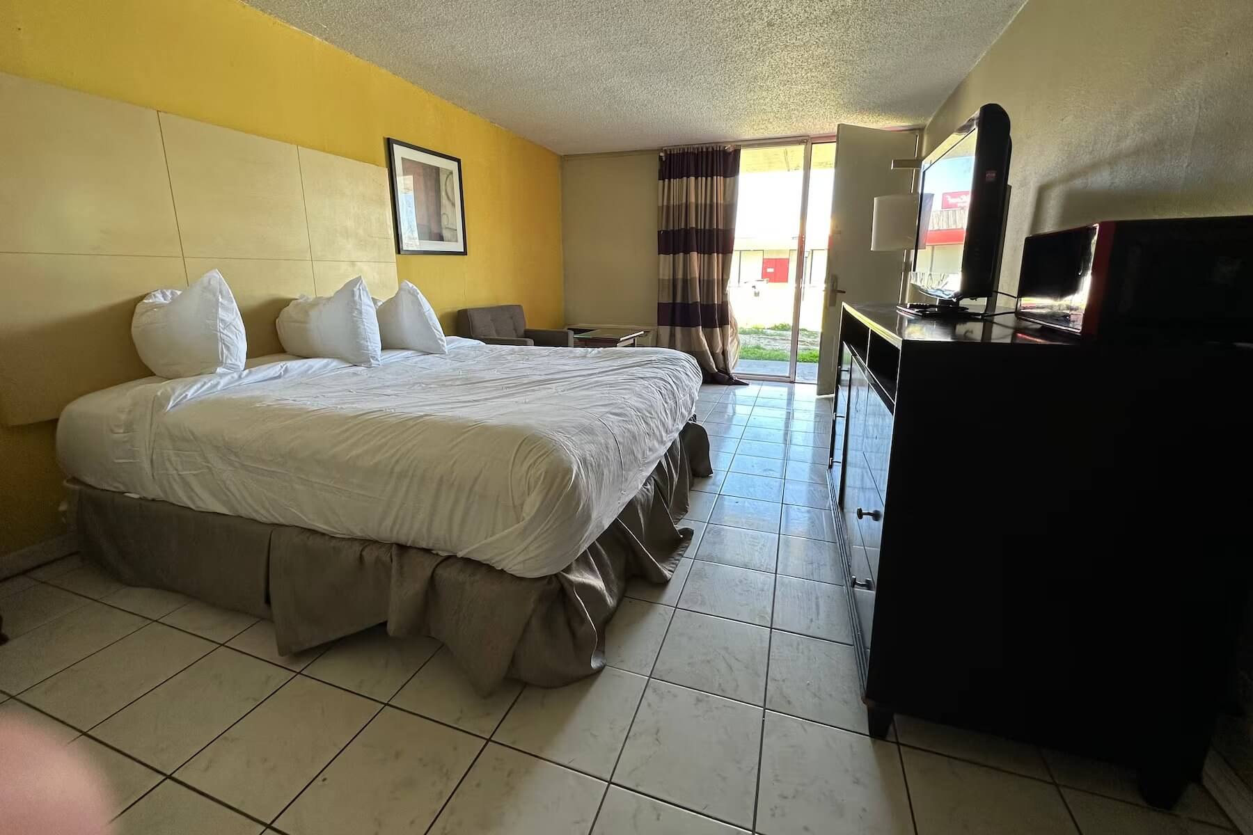 Travelodge Lumberton - Single Bedroom-3