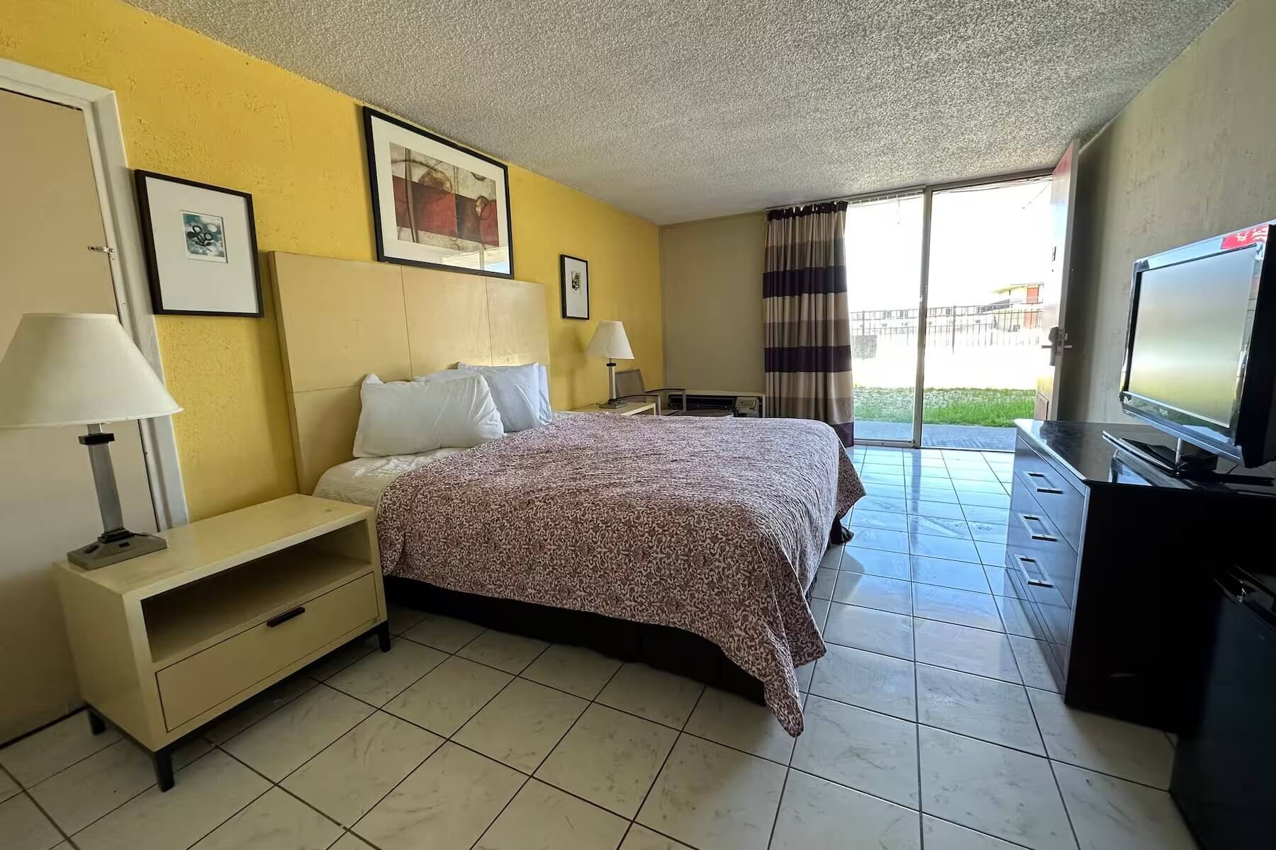 Travelodge Lumberton - Single Bedroom-10