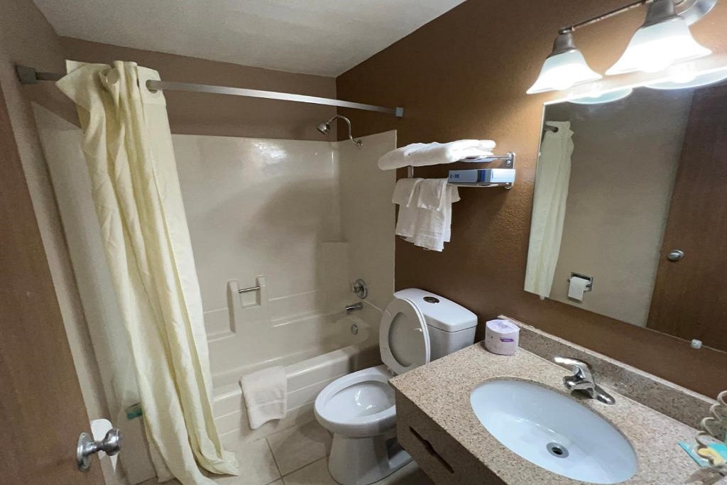 Dickinson Inn - Bathroom