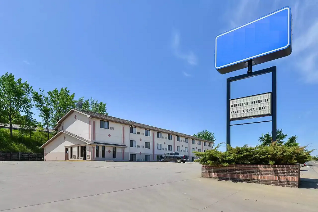Dickinson Inn - Exterior