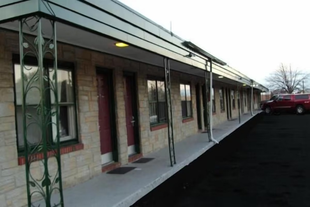 Driftwood Inn - Hotel Exterior -6