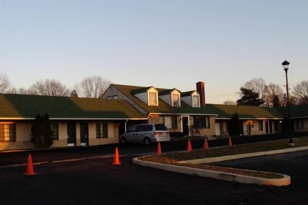 Driftwood Inn - Hotel Exterior -5