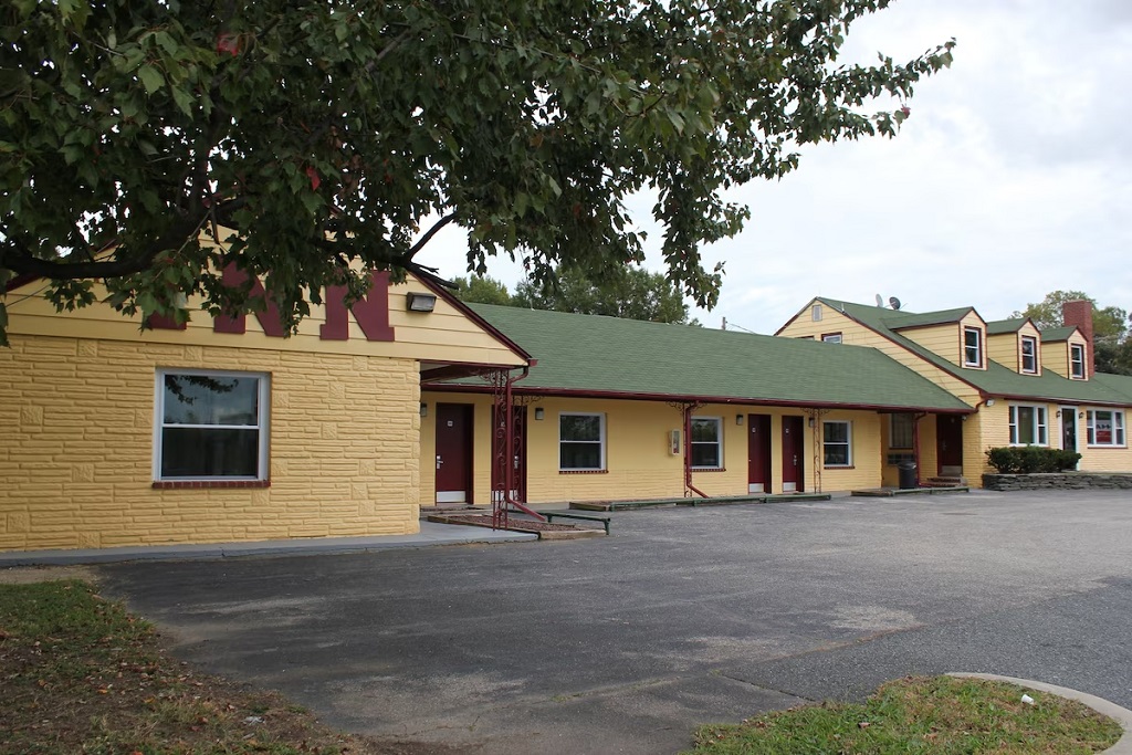 Driftwood Inn - Hotel Exterior