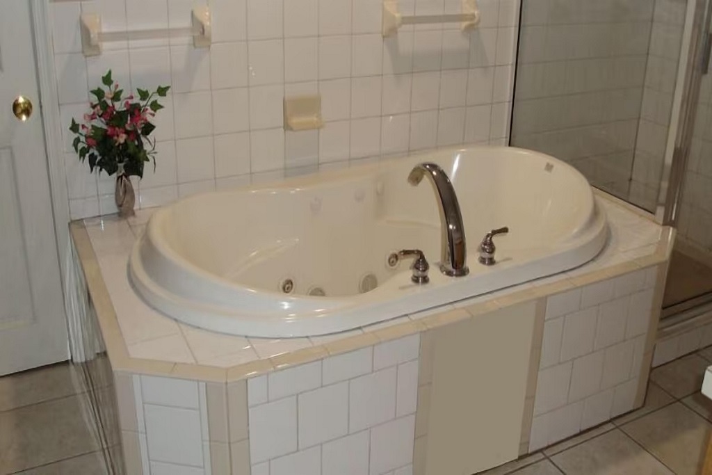 Driftwood Inn - Jetted Tub