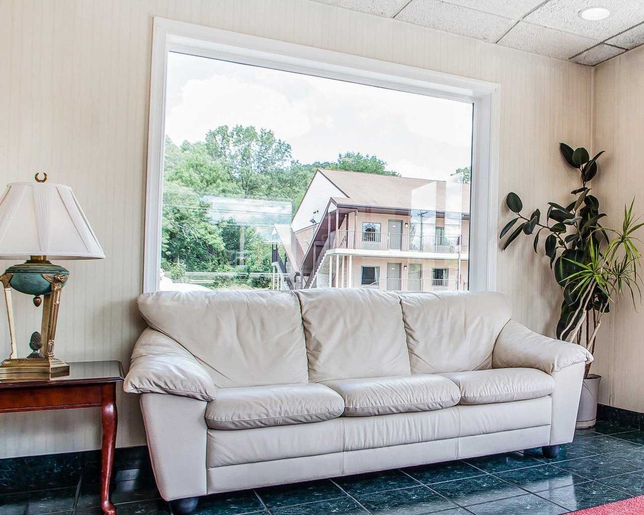 Econo Lodge Douglassville - Lobby-3