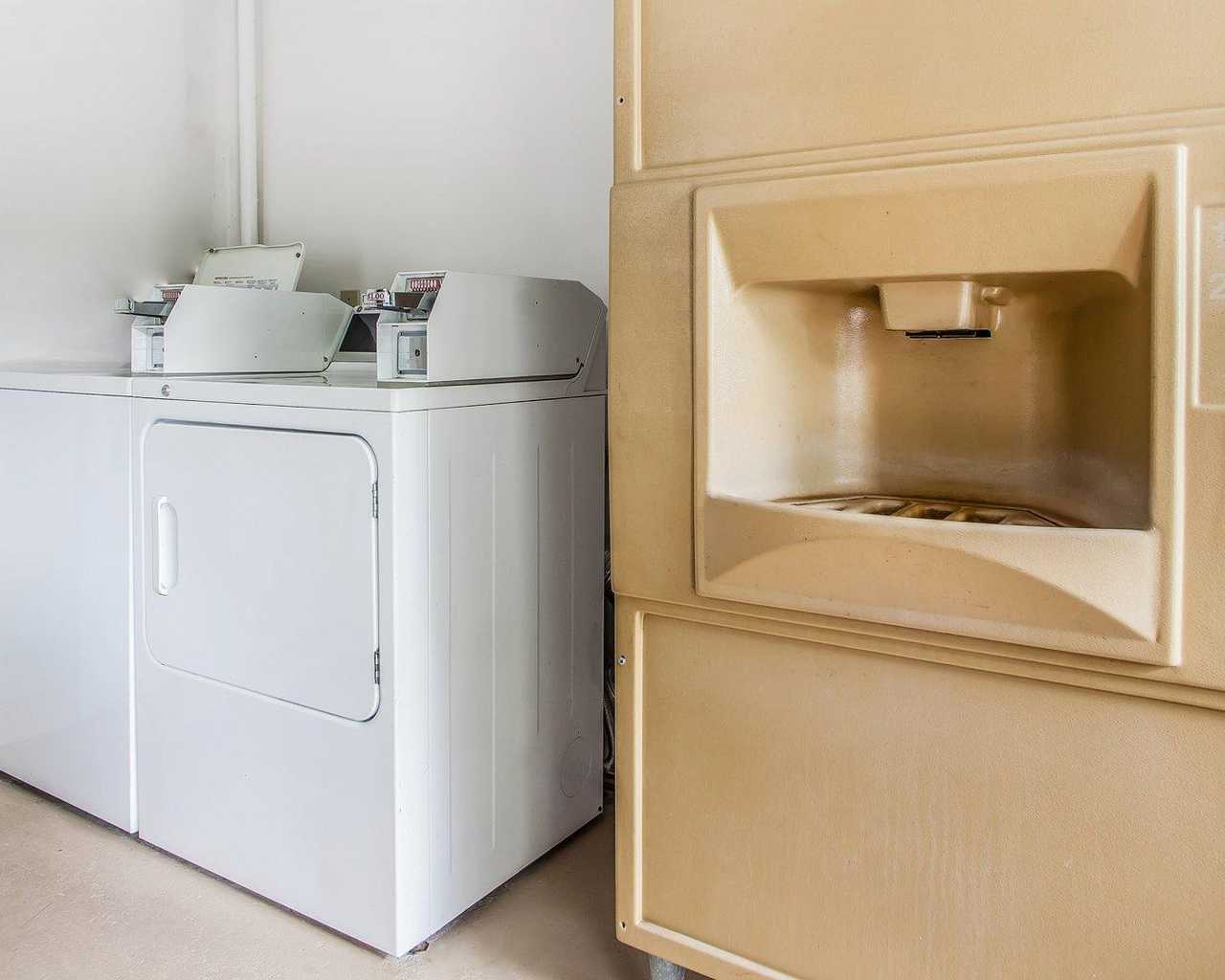 Econo Lodge Douglassville - Laundry Area