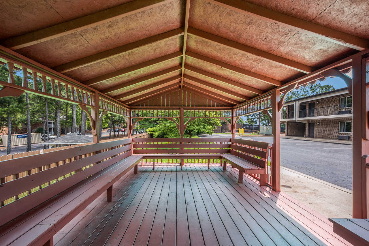 Econo Lodge Inn & Suites - BBQ Area-2