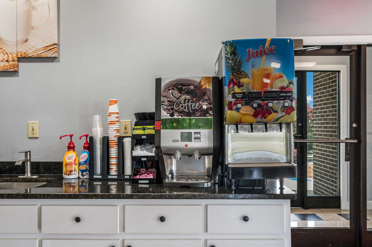 Econo Lodge Inn & Suites - Breakfast Area