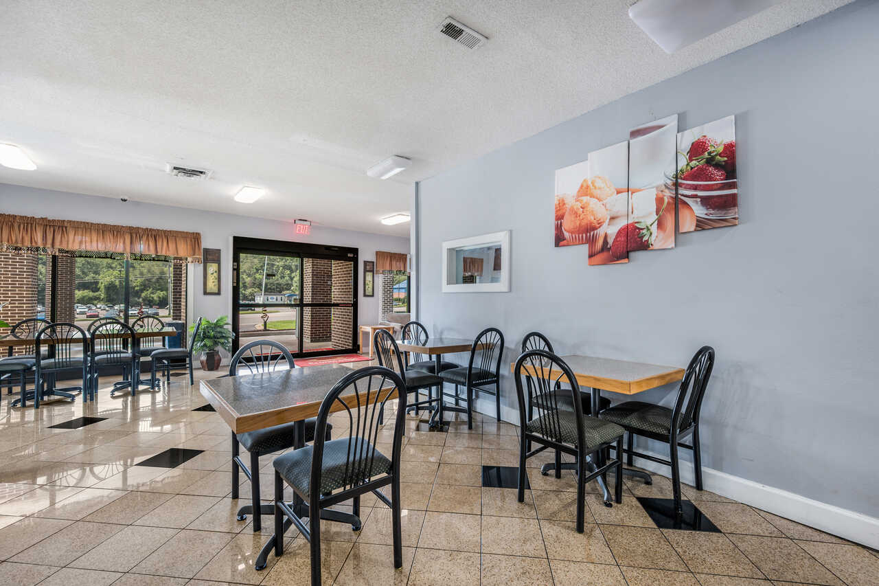 Econo Lodge Inn & Suites - Dining Area