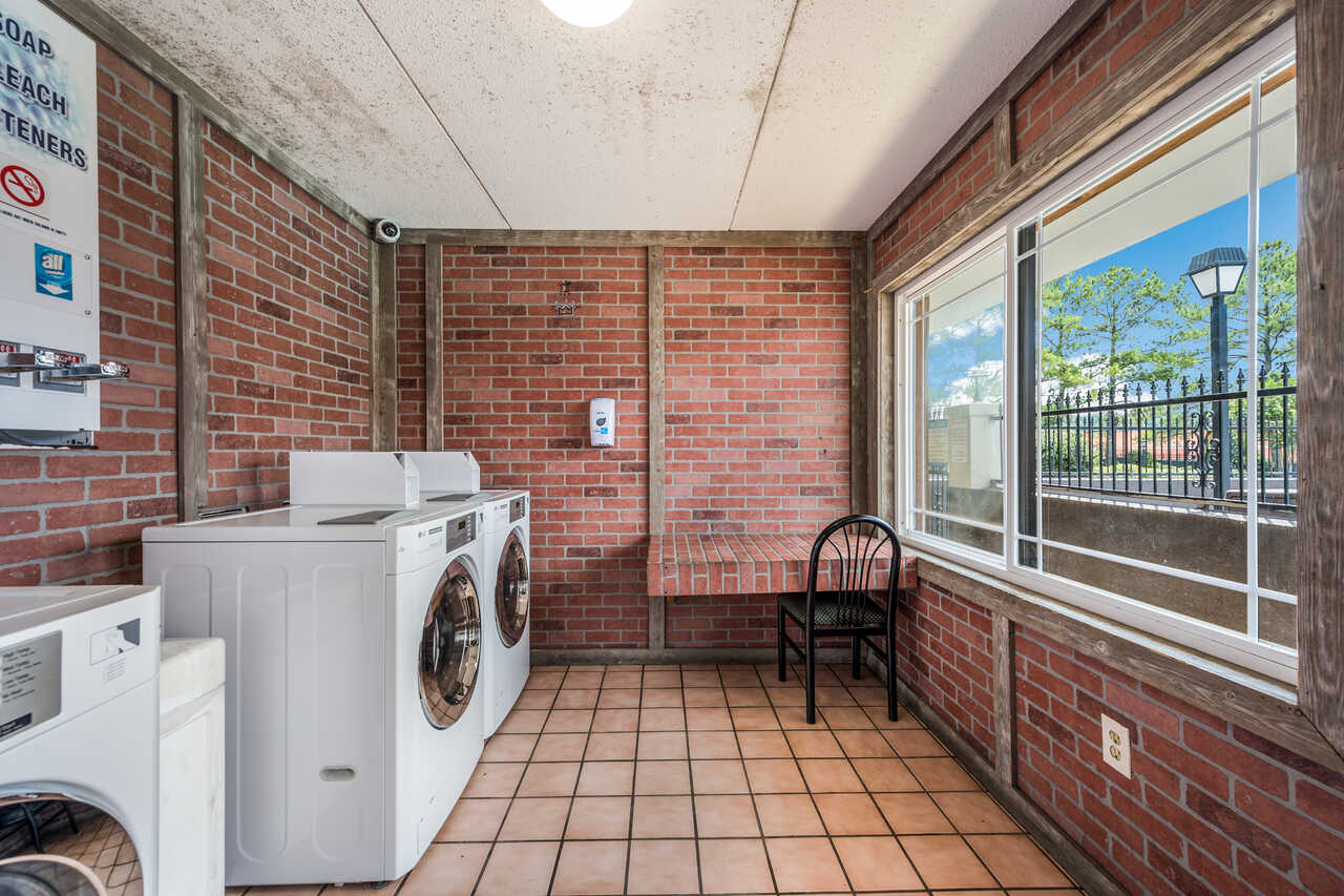 Econo Lodge Inn & Suites - Laundry Area-1