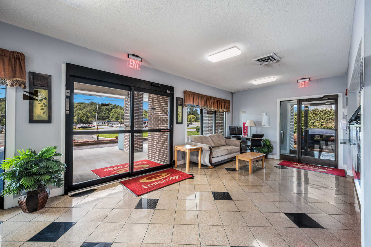 Econo Lodge Inn & Suites - Lobby Area-3