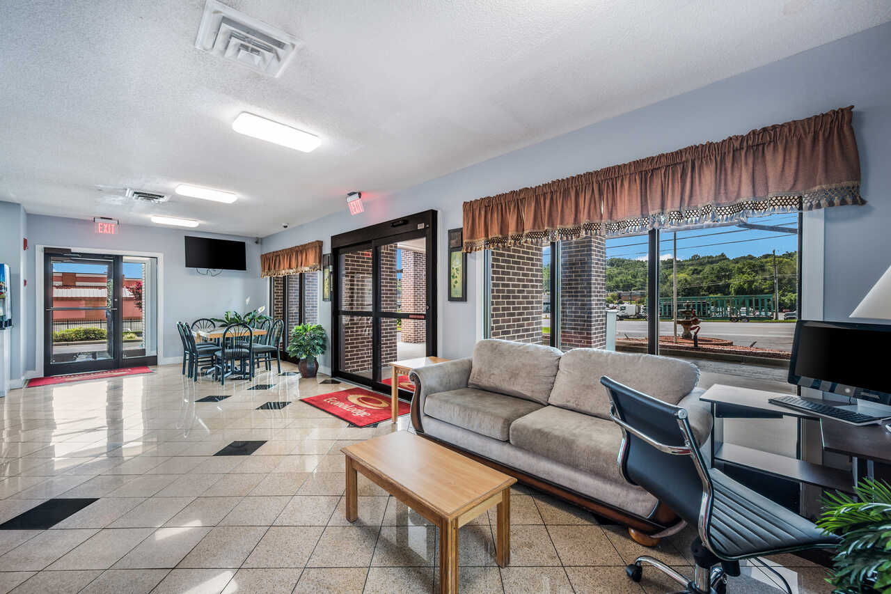 Econo Lodge Inn & Suites - Lobby Area-4