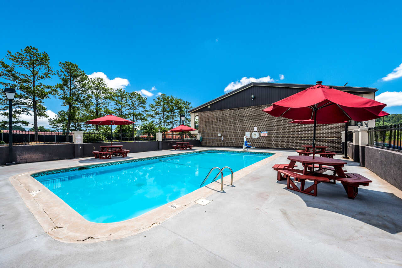 Econo Lodge Inn & Suites - Outdoor Pool-2