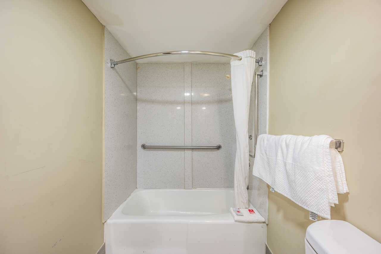 Econo Lodge Inn & Suites - Room Bathroom-2