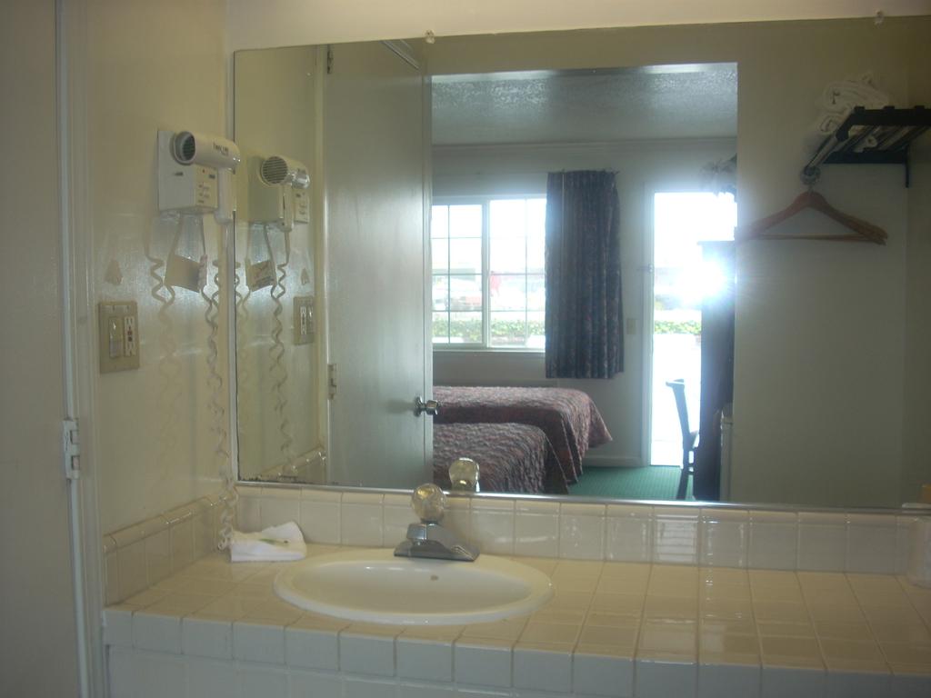 Economy Inn Seaside  - Room Bathroom