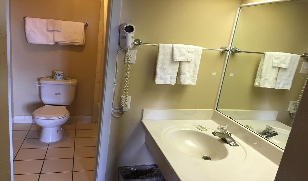 Executive Inn & Suites Beeville - Bathroom