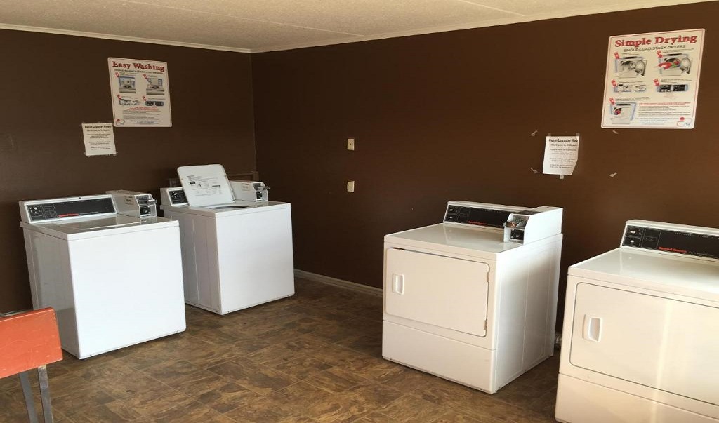 Executive Inn & Suites Beeville - Laundry Area