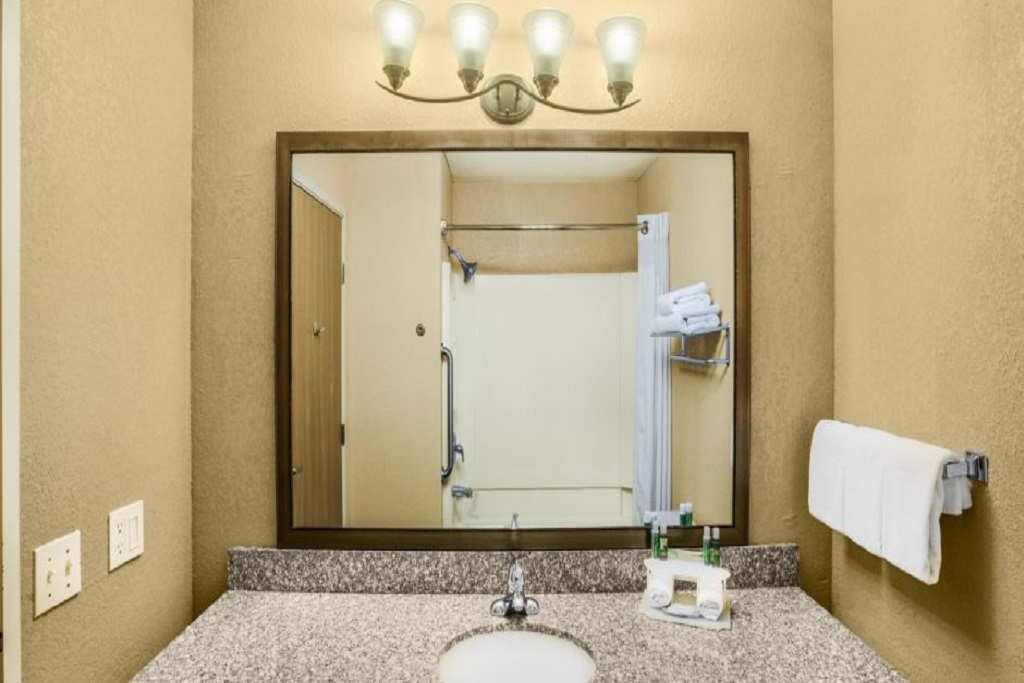 First Choice Inns at the Swell - Room Bathroom