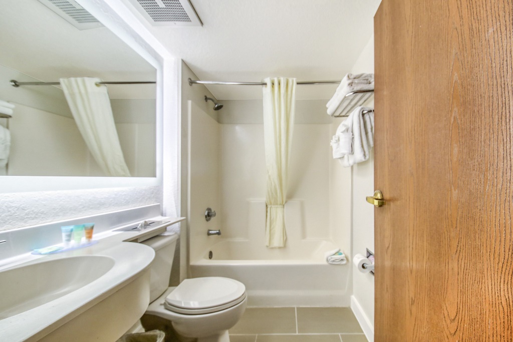 Baymont I-Drive Orlando Hotel - Room Bathroom