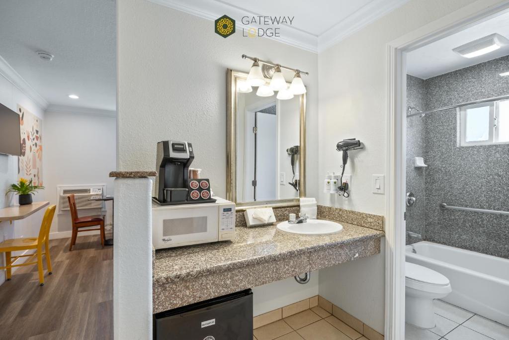 Gateway Lodge - Room Bathroom-2