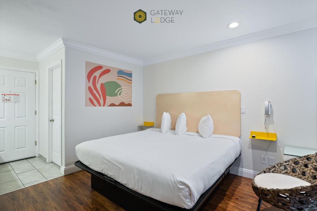 Gateway Lodge - Single Bedroom-1