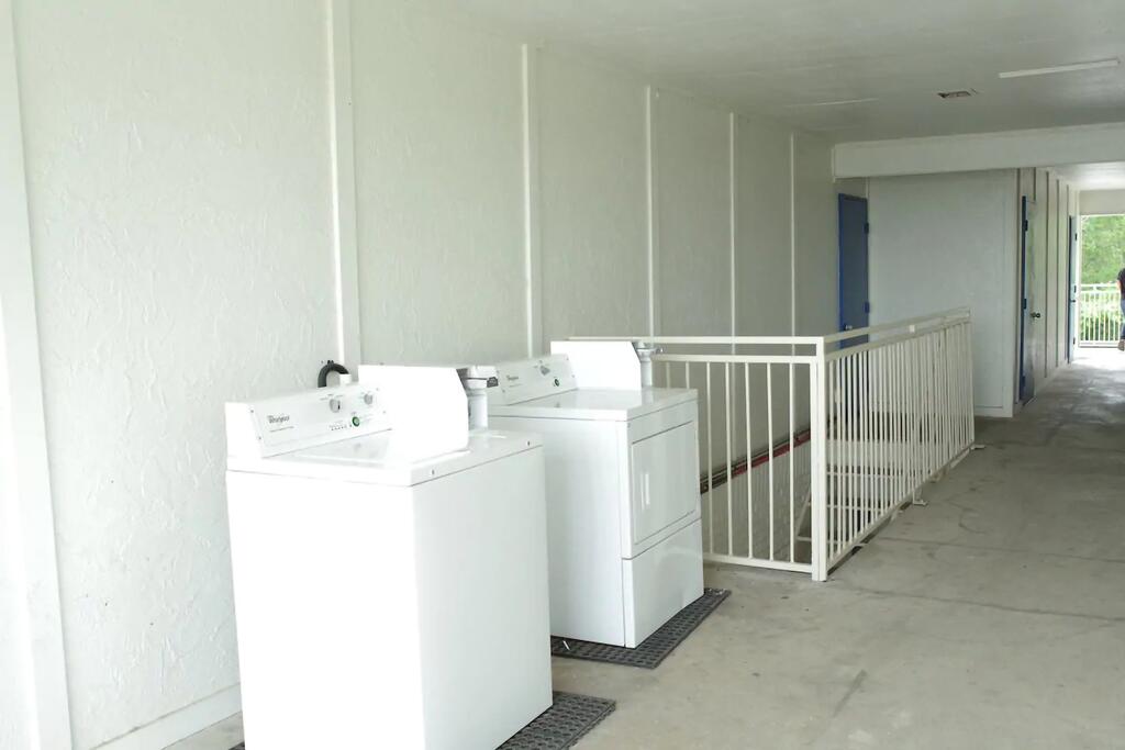 Giddings Executive inn - Laundry Area