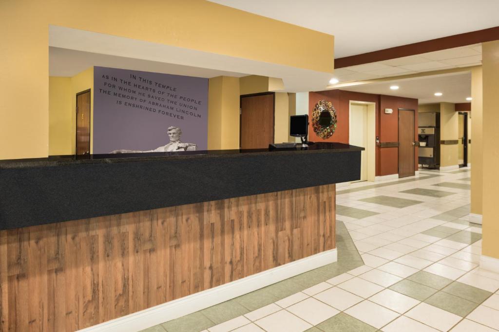 Hotel 7 Inn Anna - Front Desk (Lobby Area)