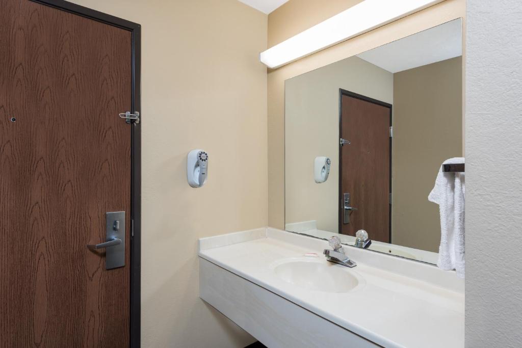 Hotel 7 Inn Anna - Room Bathroom-1