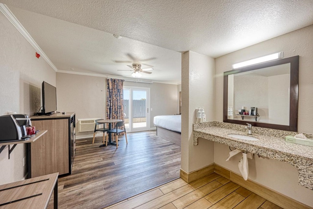 Harbor House Inn - Single Bedroom-1