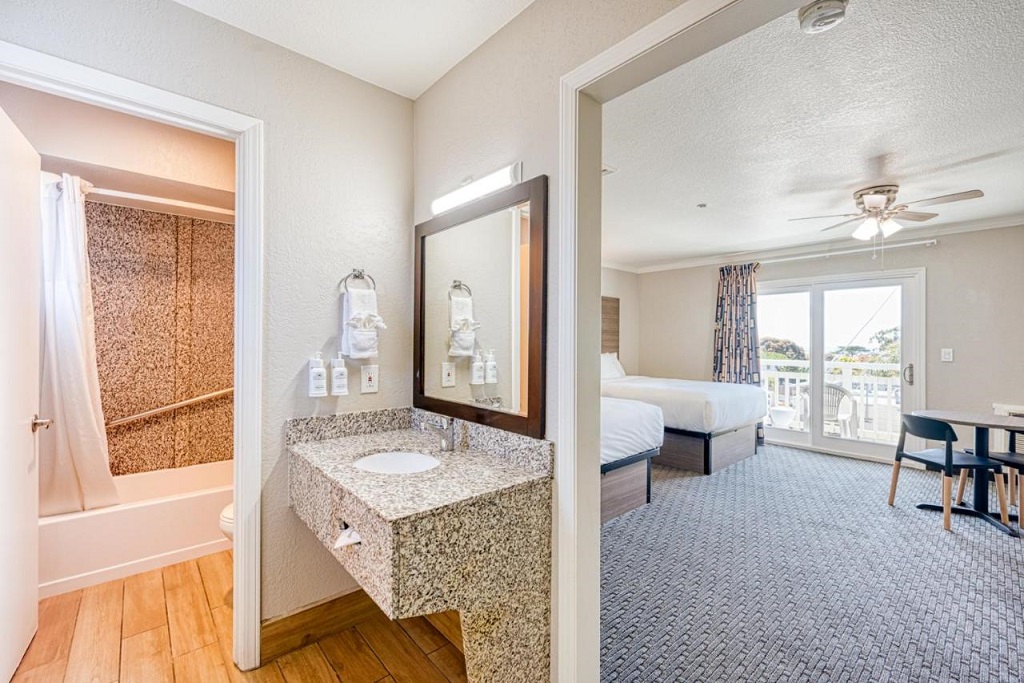 Harbor House Inn - Two Double Bedroom-6