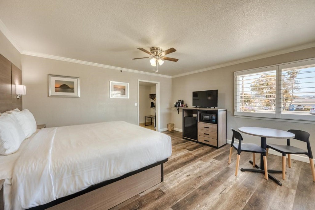 Harbor House Inn - Single Bedroom-9