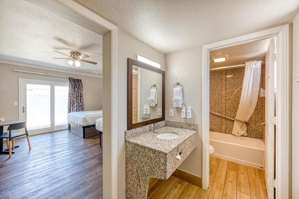 Harbor House Inn - Two Double Bedroom-7