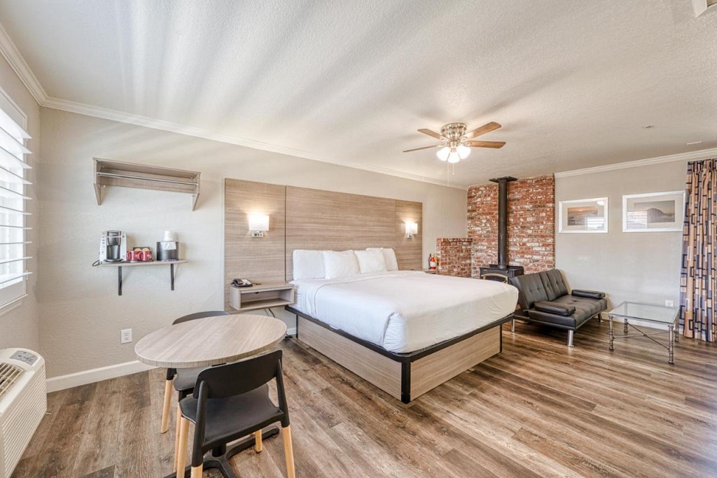 Harbor House Inn - Single Bedroom-5
