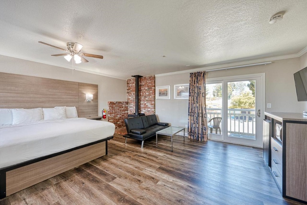 Harbor House Inn - Single Bedroom-7