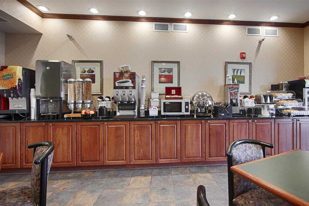 Heritage Hotel and Suites - Breakfast Area