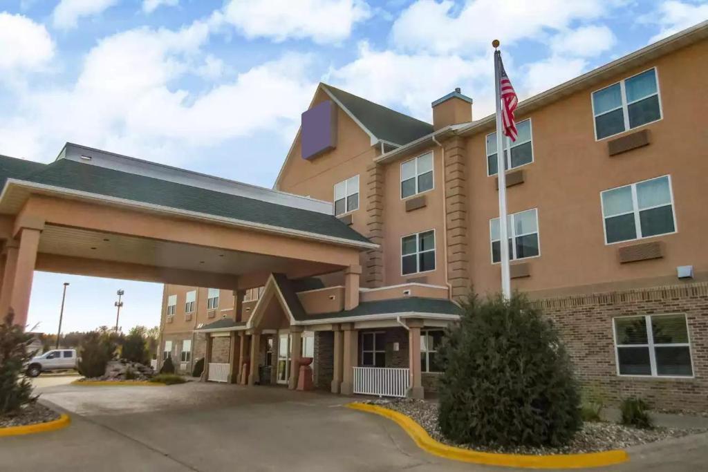 Heritage Hotel and Suites - Exterior