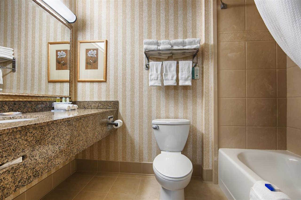 Heritage Hotel and Suites - Room Bathroom