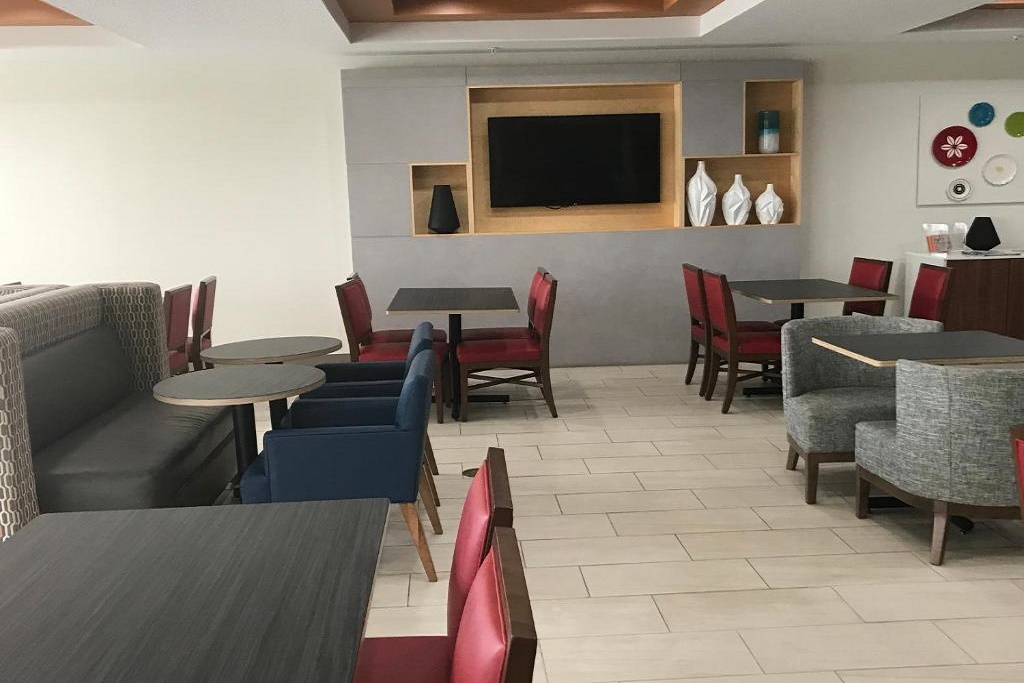 Holiday Inn Express South Davenport - Dining Area-1