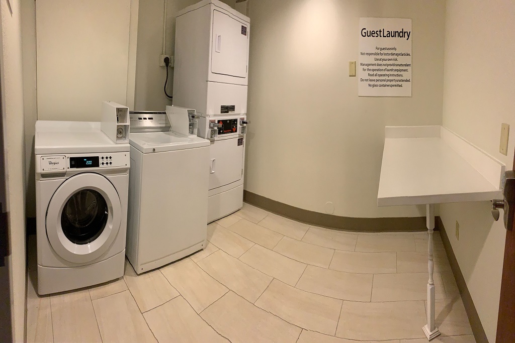 Holiday Inn Express South Davenport - Laundry Area