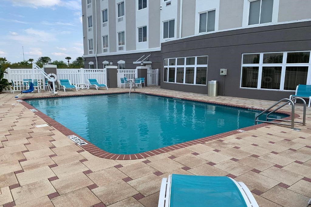 Holiday Inn Express South Davenport - Outdoor Pool-2