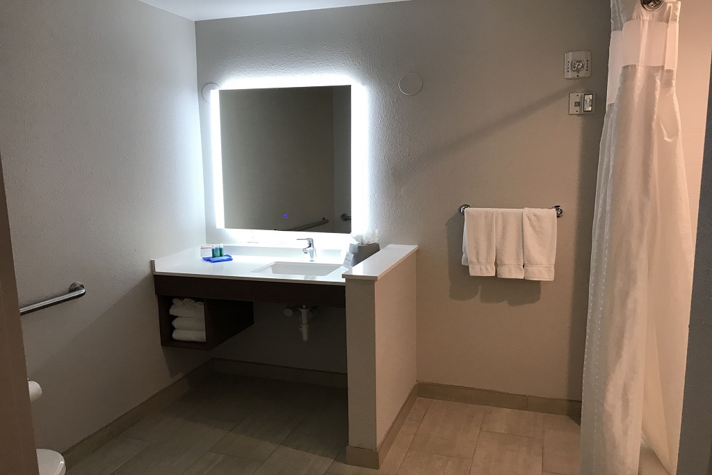 Holiday Inn Express South Davenport - Room Bathroom-2