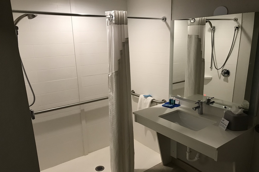 Holiday Inn Express South Davenport - Room Bathroom-1